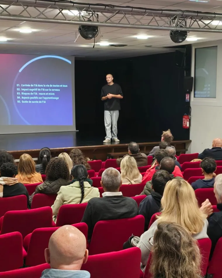 Conférence sur l’IA et l’éducation devant une salle comble