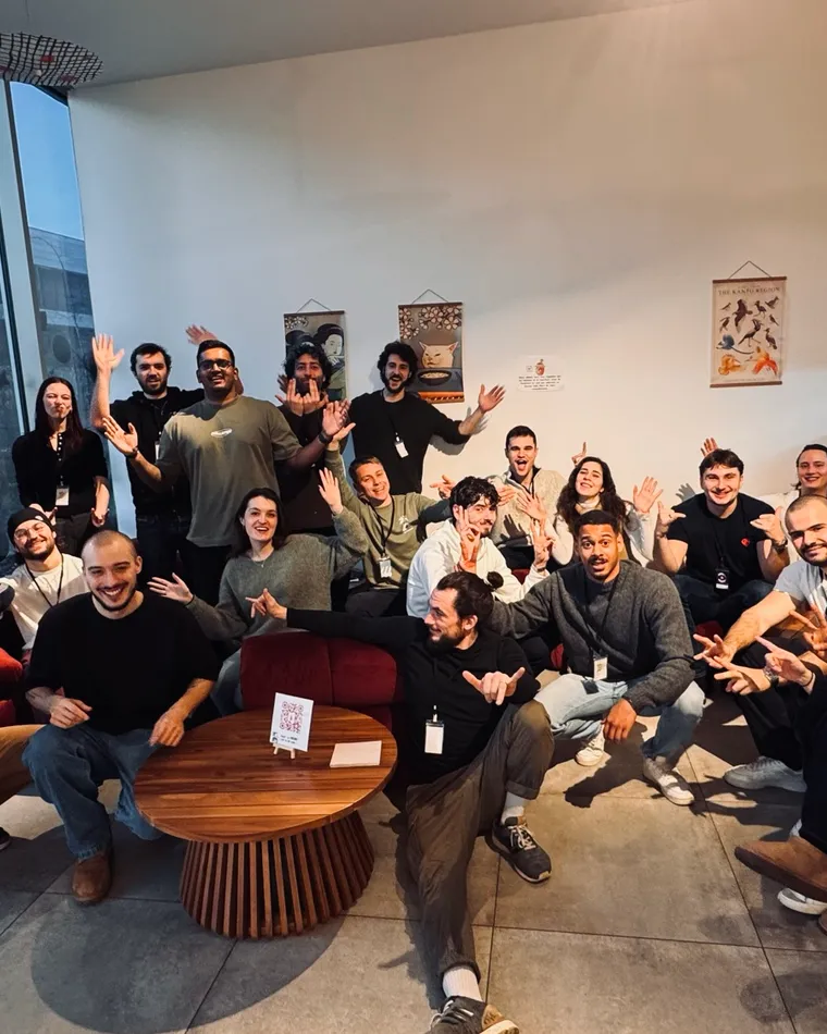 Groupe de participants rassemblés et souriants dans un espace de travail