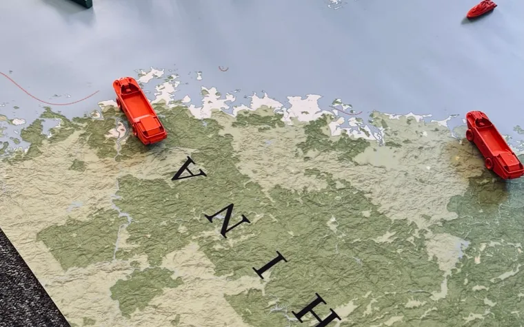 Plateau de jeu au sol avec figurines de navires