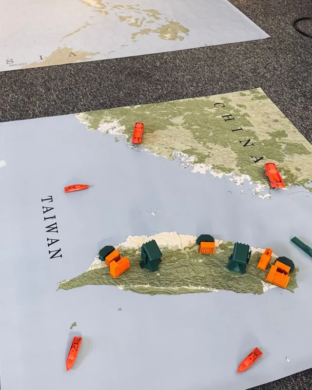Plateau du wargame : carte au sol et figurines