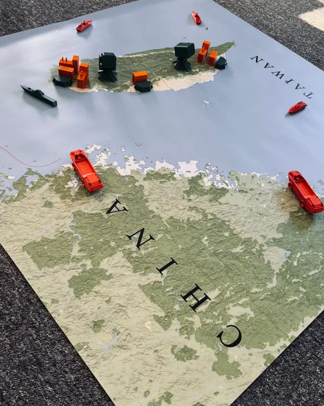 Plateau du wargame : carte au sol et figurines